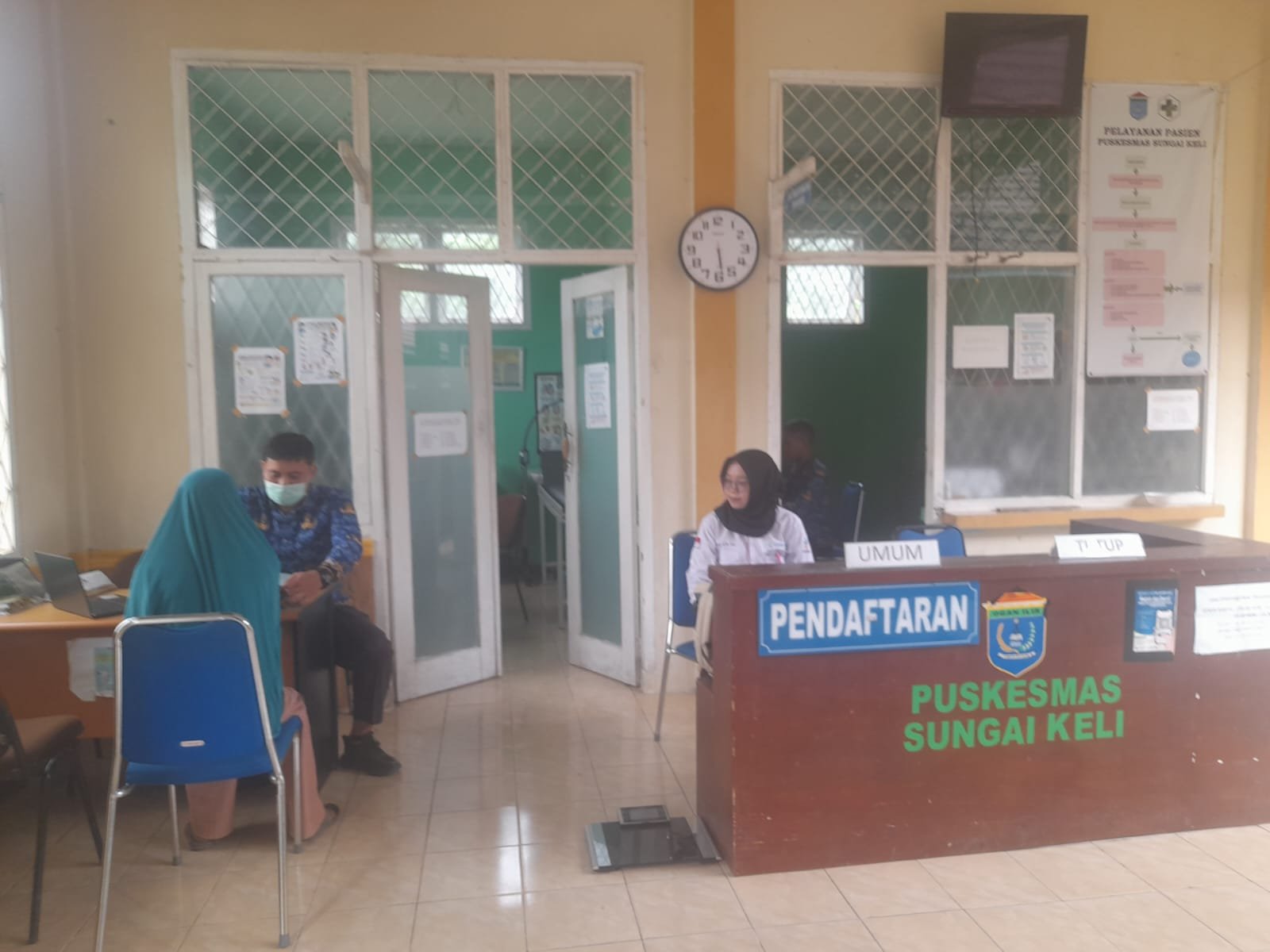 TERKINI: KEPALA PUSKESMAS SUNGAI KELI KLAIM APEL DILAKSANAKAN DI KECAMATAN, HANYA 2 PEGAWAI DITUGASKAN JAGA PELAYANAN TERKINI: KEPALA PUSKESMAS SUNGAI KELI KLAIM APEL DILAKSANAKAN DI KECAMATAN, HANYA 2 PEGAWAI DITUGASKAN JAGA PELAYANAN