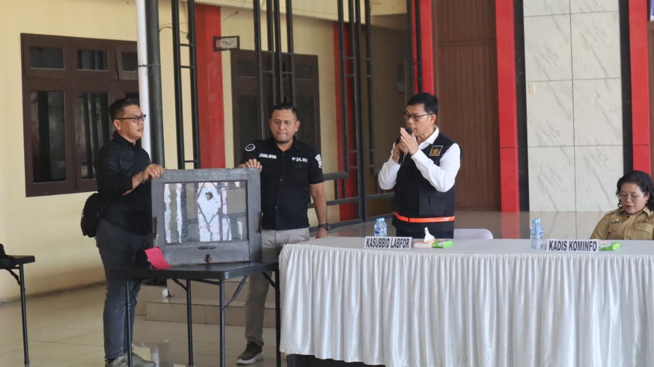 Hasil Labfor, Kaca Rumah Dinas Wakil Bupati Deli Serdang Pecah Akibat Benturan Batu Kerikil Hasil Labfor, Kaca Rumah Dinas Wakil Bupati Deli Serdang Pecah Akibat Benturan Batu Kerikil