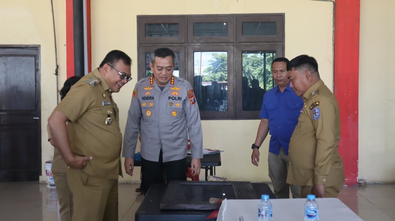 Hasil Labfor, Kaca Rumah Dinas Wakil Bupati Deli Serdang Pecah Akibat Benturan Batu Kerikil Hasil Labfor, Kaca Rumah Dinas Wakil Bupati Deli Serdang Pecah Akibat Benturan Batu Kerikil