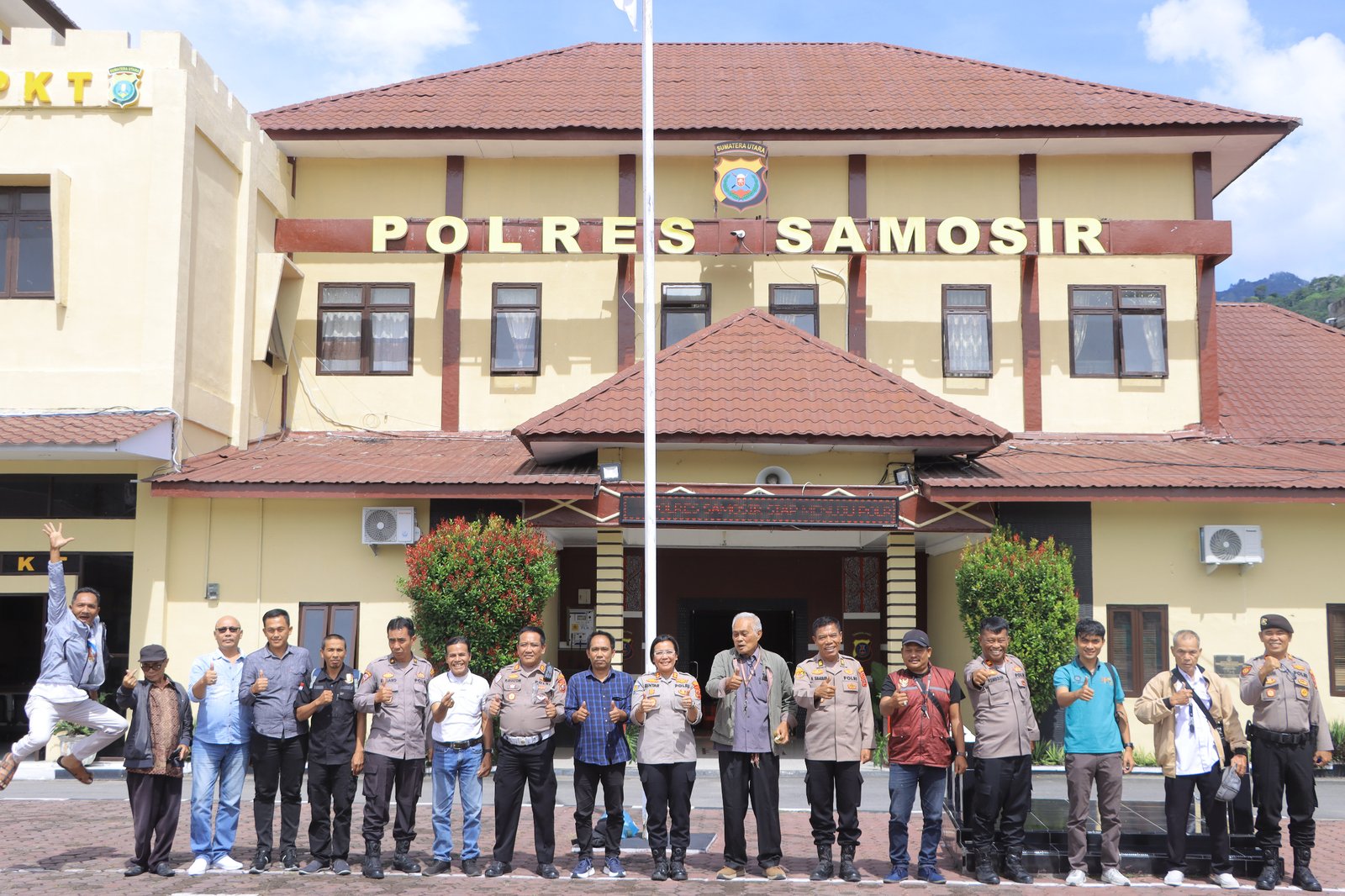 Efendy Naibaho dan Para Jurnalis Samosir Hadiri Coffee Morning Di Polres Samosir Efendy Naibaho dan Para Jurnalis Samosir Hadiri Coffee Morning Di Polres Samosir