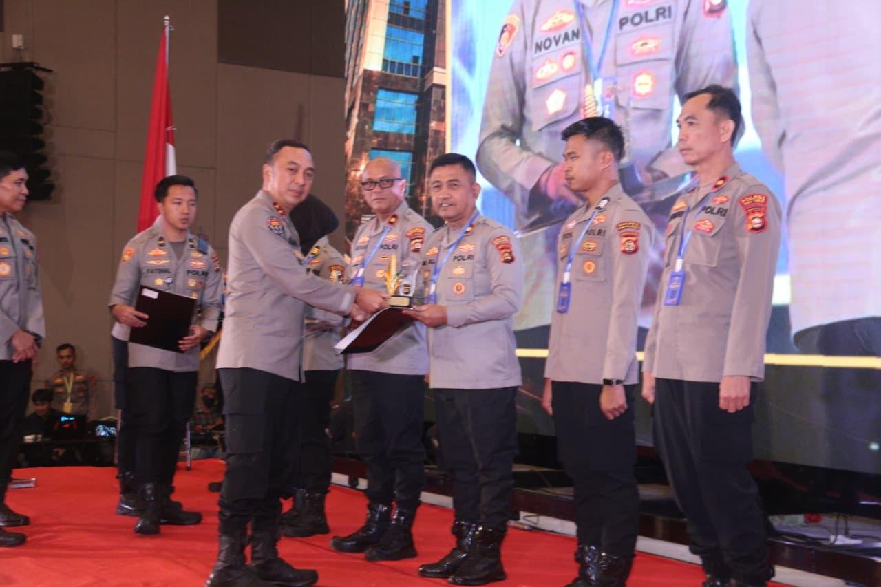 Sinergi Lintas Sektor, Kapolda Sumsel Serahkan Penghargaan kepada Mitra dan Jajaran Sinergi Lintas Sektor, Kapolda Sumsel Serahkan Penghargaan kepada Mitra dan Jajaran
