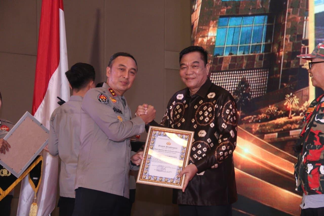 Sinergi Lintas Sektor, Kapolda Sumsel Serahkan Penghargaan kepada Mitra dan Jajaran Sinergi Lintas Sektor, Kapolda Sumsel Serahkan Penghargaan kepada Mitra dan Jajaran