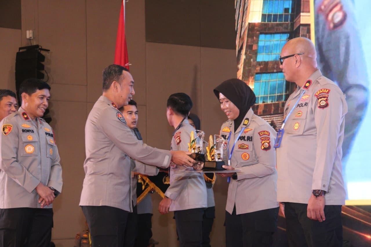 Sinergi Lintas Sektor, Kapolda Sumsel Serahkan Penghargaan kepada Mitra dan Jajaran Sinergi Lintas Sektor, Kapolda Sumsel Serahkan Penghargaan kepada Mitra dan Jajaran