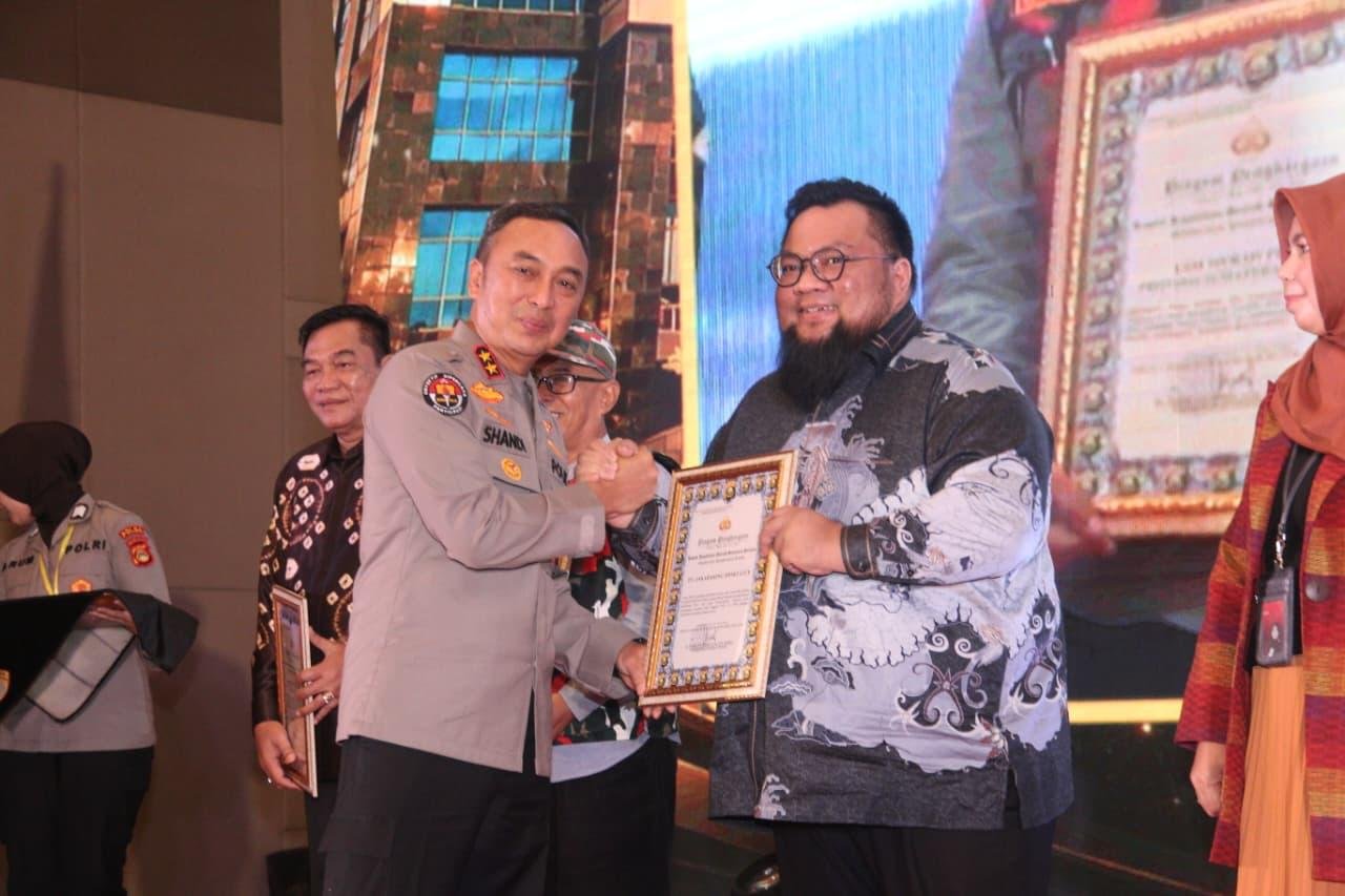 Sinergi Lintas Sektor, Kapolda Sumsel Serahkan Penghargaan kepada Mitra dan Jajaran Sinergi Lintas Sektor, Kapolda Sumsel Serahkan Penghargaan kepada Mitra dan Jajaran