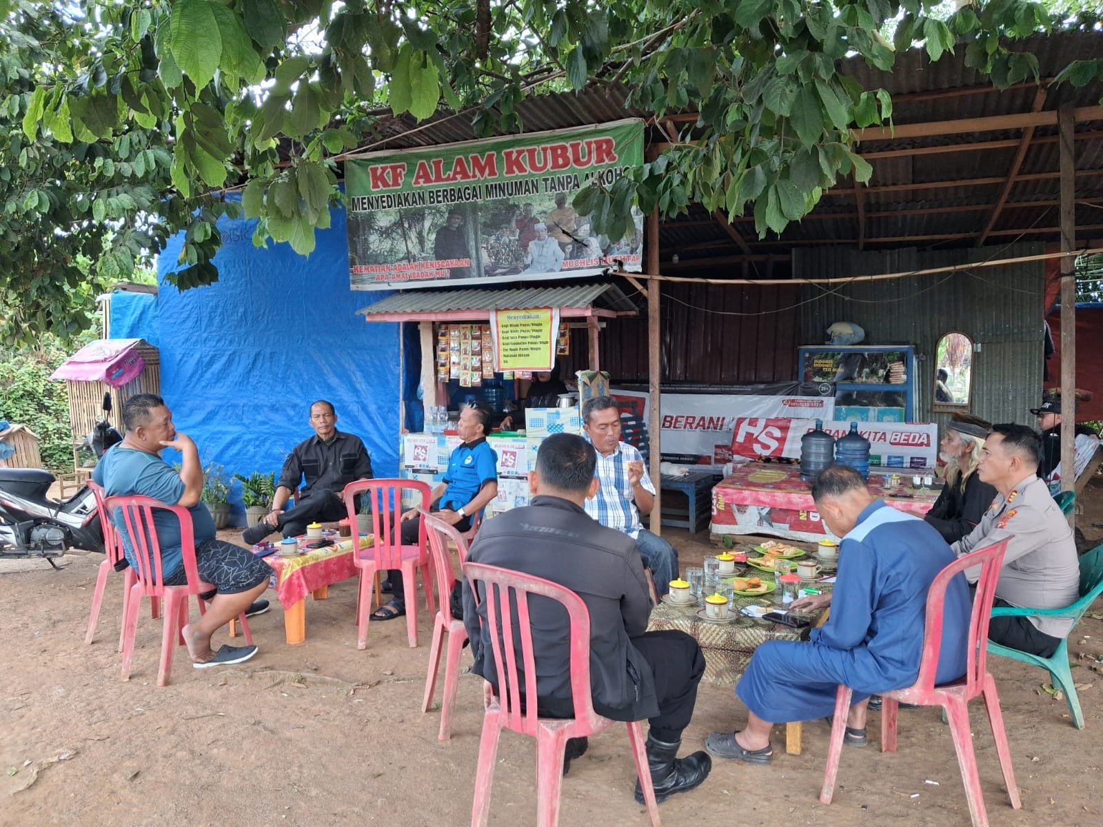 Kapolsek Tanjung Morawa Sambangi Tokoh Masyarakat di Kafe Alam Kubur