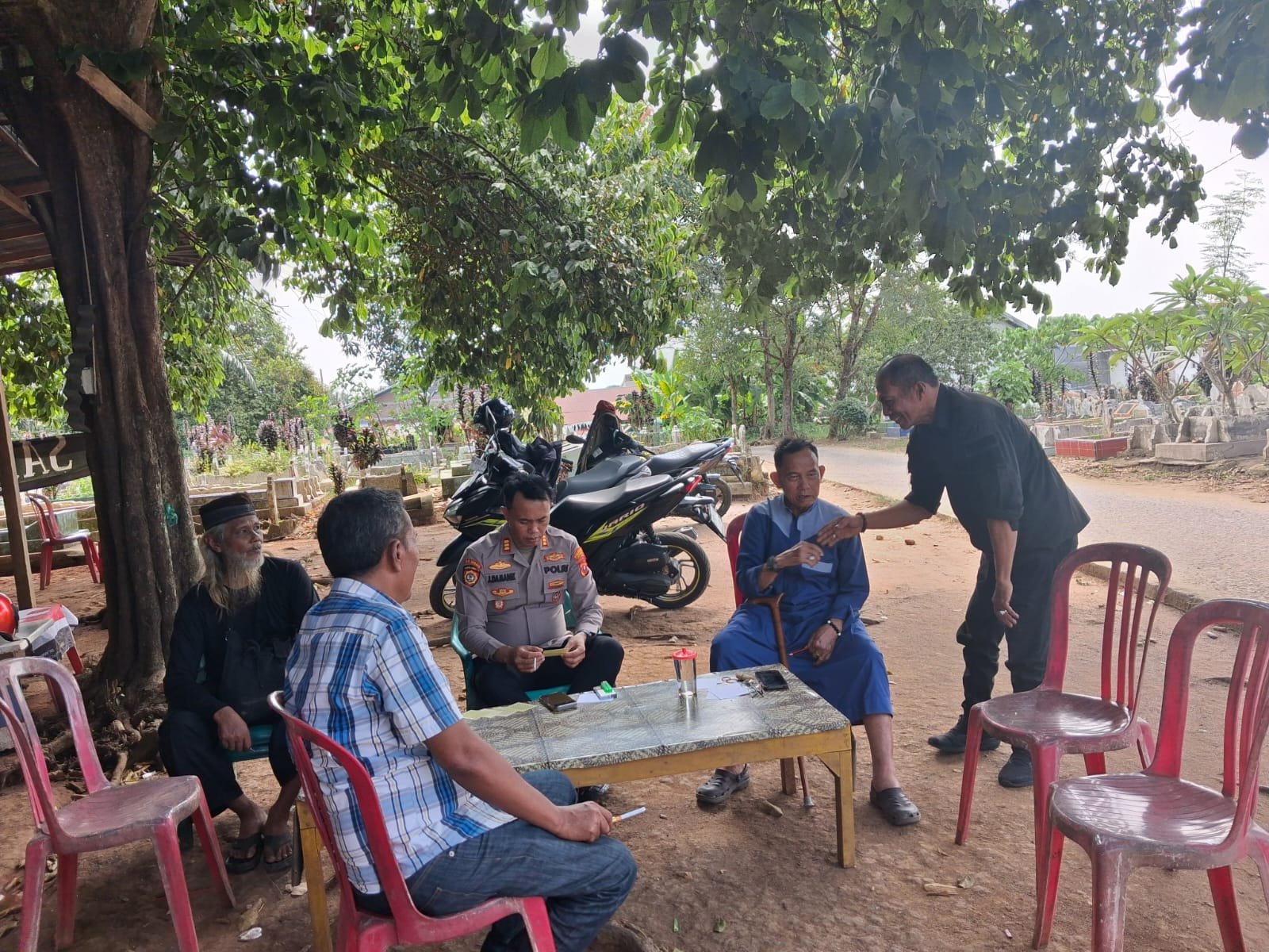 Kapolsek Tanjung Morawa Sambangi Tokoh Masyarakat di Kafe Alam Kubur