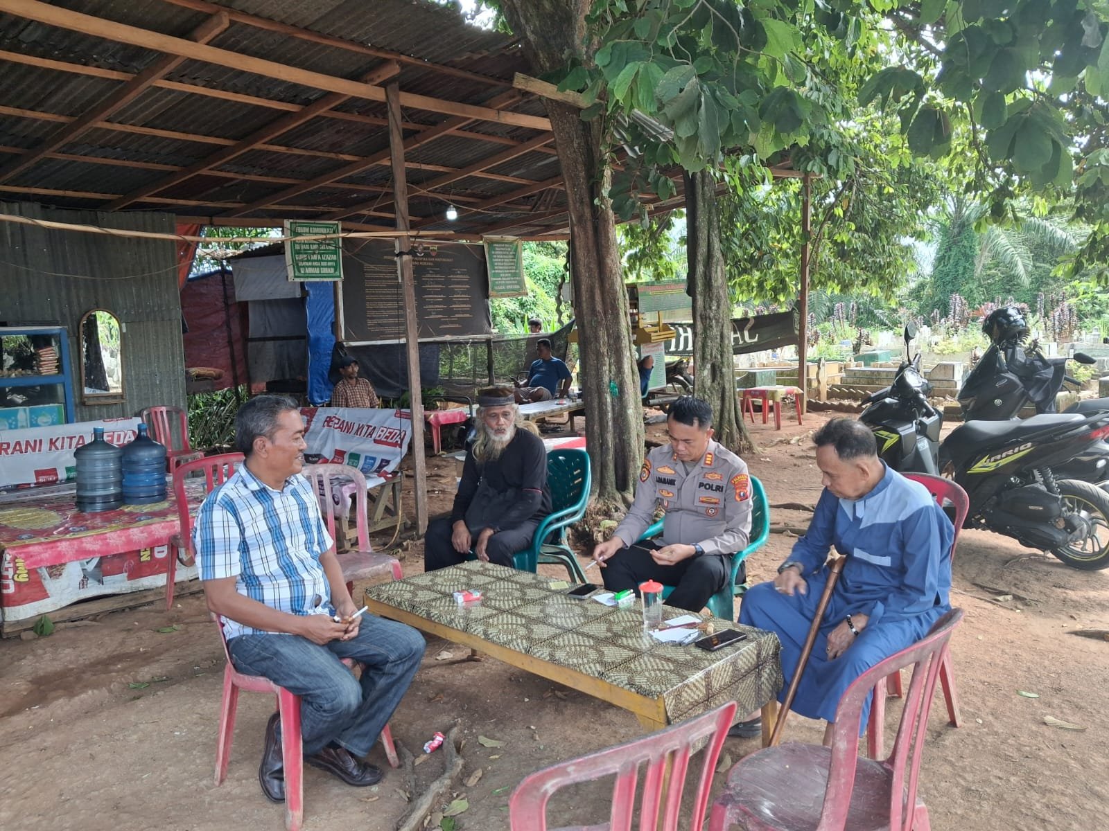 Kapolsek Tanjung Morawa Sambangi Tokoh Masyarakat di Kafe Alam Kubur