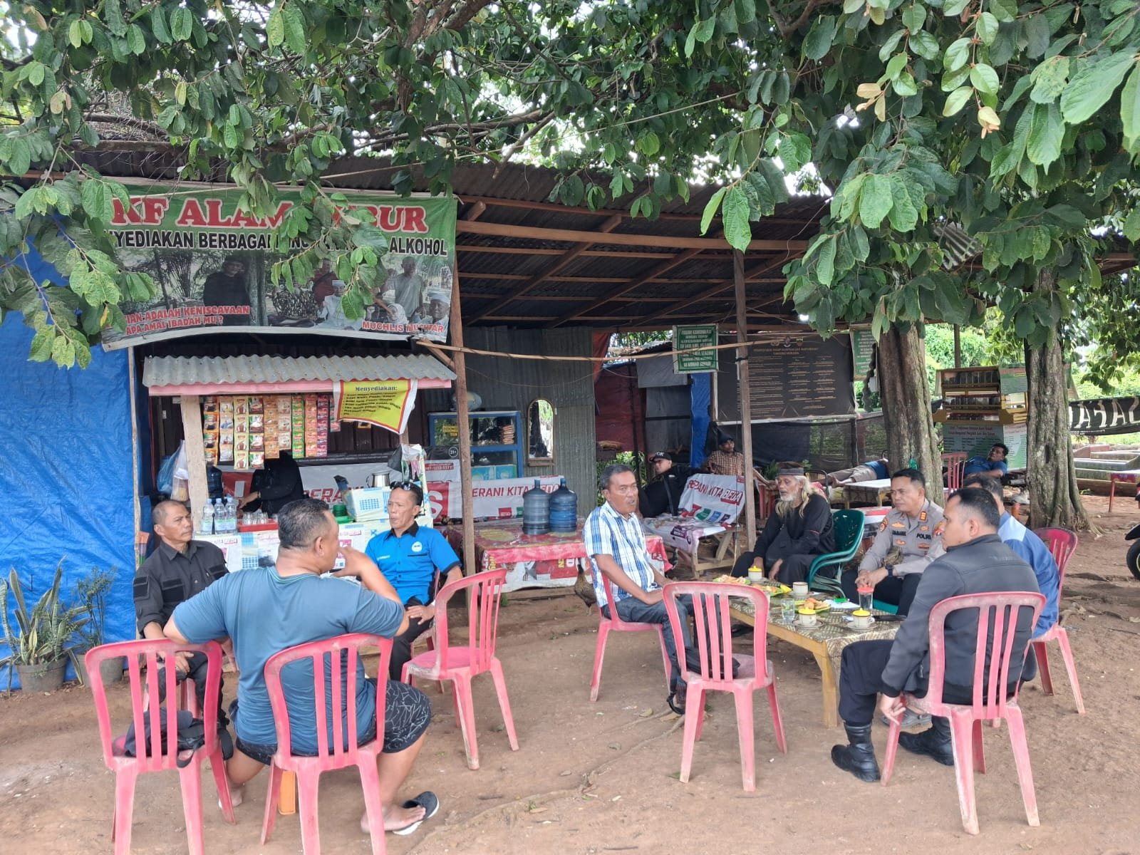 Kapolsek Tanjung Morawa Sambangi Tokoh Masyarakat di Kafe Alam Kubur