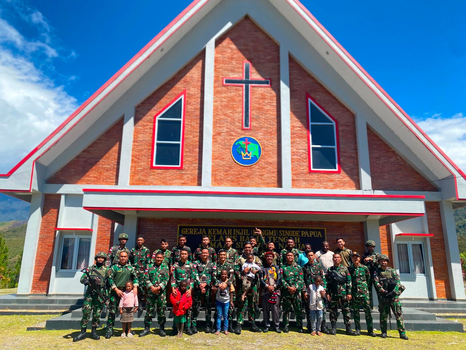 Ibadah Minggu Bersama Warga Distrik Napua Satgas Pamtas RI-PNG Kewilayahan Yonif 645/Gardatama Yudha Guna Mempererat Persaudaraan Ibadah Minggu Bersama Warga Distrik Napua Satgas Pamtas RI-PNG Kewilayahan Yonif 645/Gardatama Yudha Guna Mempererat Persaudaraan