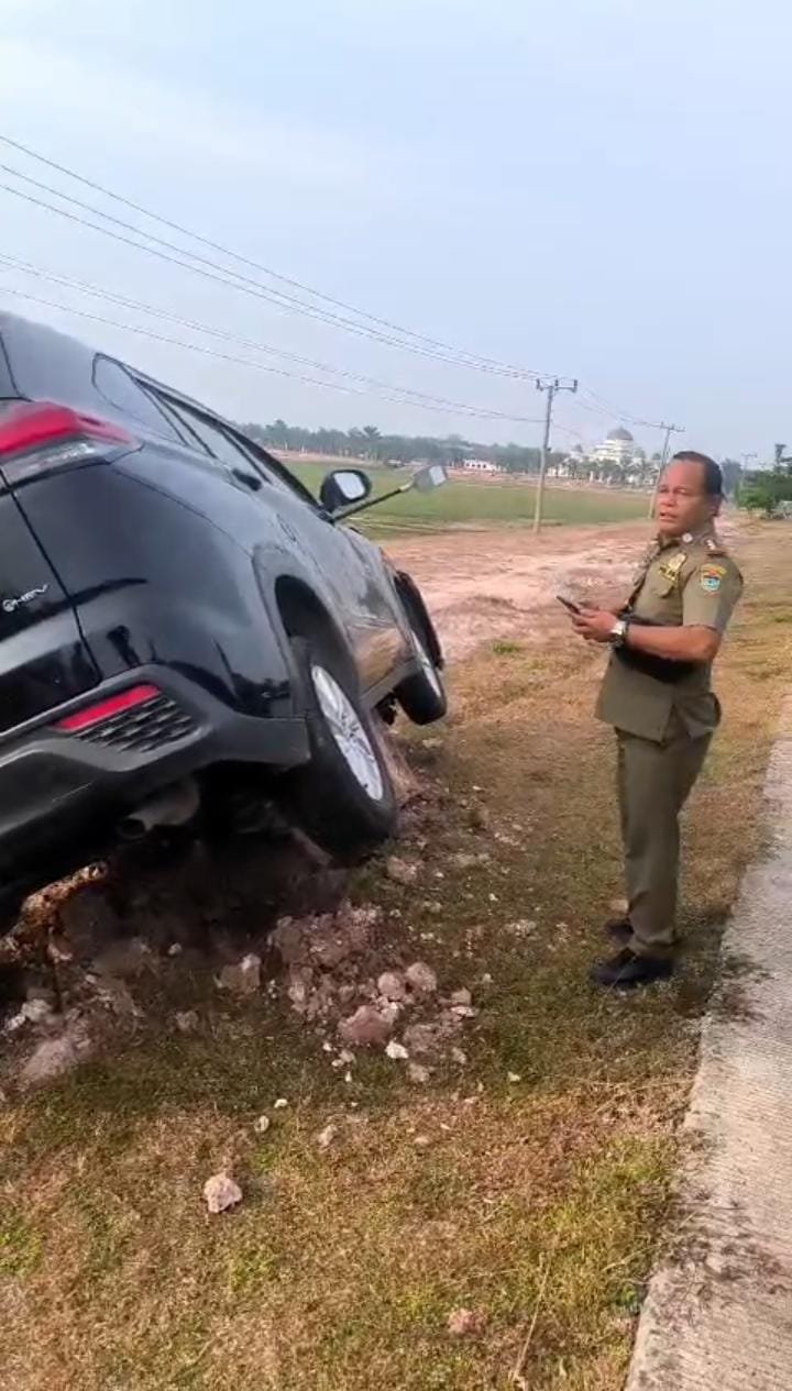 Gerak Cepat Pol PP Beri Pertolongan, Mobil Dinas Kadis PPPAPPKB Ogan Ilir Alami Kecelakaan Tunggal