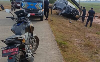 Gerak Cepat Pol PP Beri Pertolongan, Mobil Dinas Kadis PPPAPPKB Ogan Ilir Alami Kecelakaan Tunggal