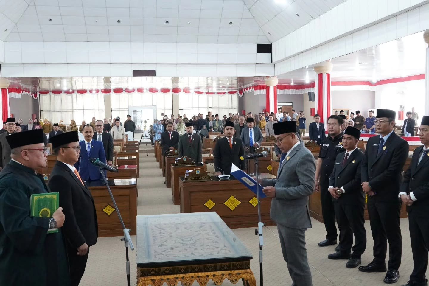 DPRD Ogan Ilir Gelar Paripurna, Donal Apri S.E. Resmi Ucapkan Sumpah PAW Anggota DPRD DPRD Ogan Ilir Gelar Paripurna, Donal Apri S.E. Resmi Ucapkan Sumpah PAW Anggota DPRD