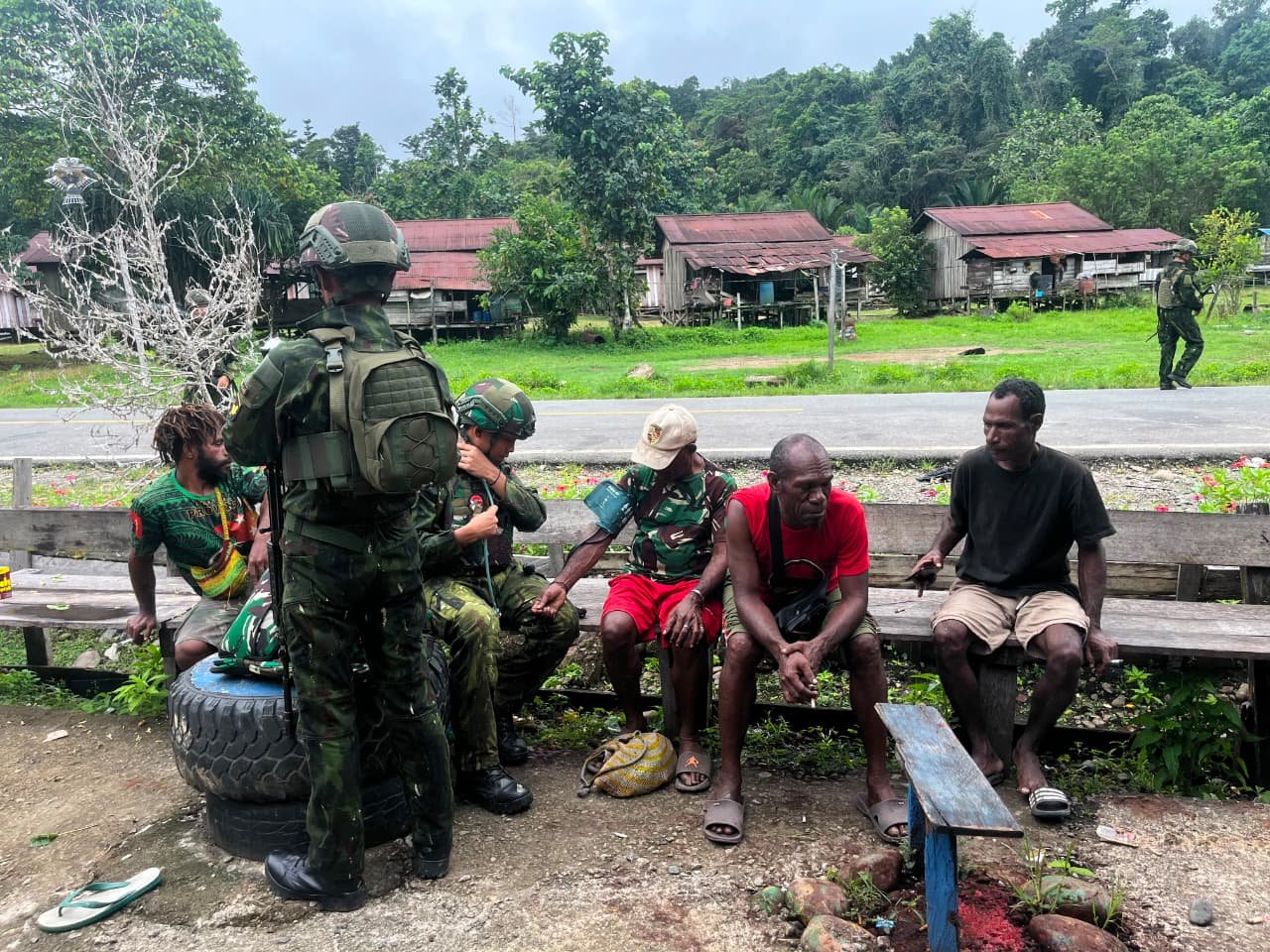 Satgas Yonif 645 GTY Pos Muara Nawa Melaksanakan Kegiatan Yankes Ke Rumah Masyarakat