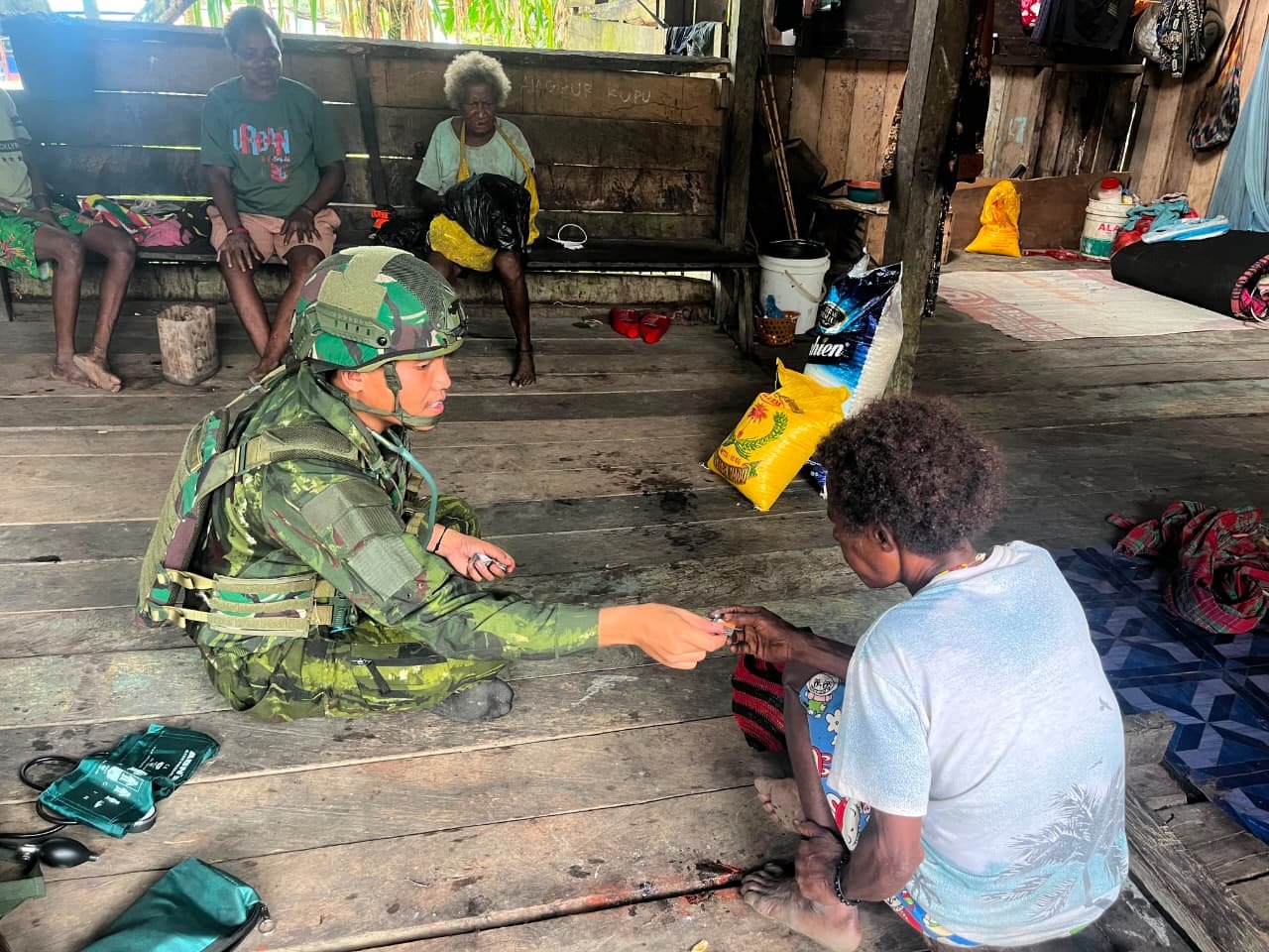 Satgas Yonif 645 GTY Pos Muara Nawa Melaksanakan Kegiatan Yankes Ke Rumah Masyarakat