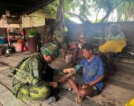 Satgas Yonif 645 GTY Pos Muara Nawa Melaksanakan Kegiatan Yankes Ke Rumah Masyarakat