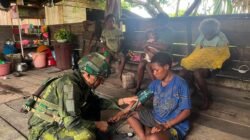 Satgas Yonif 645 GTY Pos Muara Nawa Melaksanakan Kegiatan Yankes Ke Rumah Masyarakat