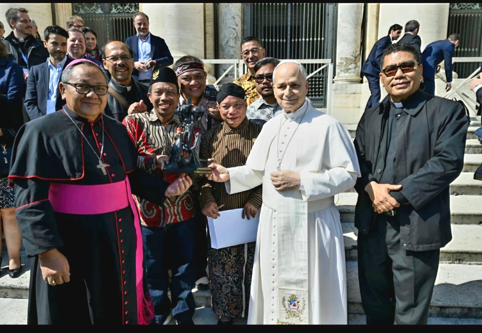 DITERIMA PAUS LEO XIV: Patung St. Yusuf Arimatea, Mukjizat Untuk Niko