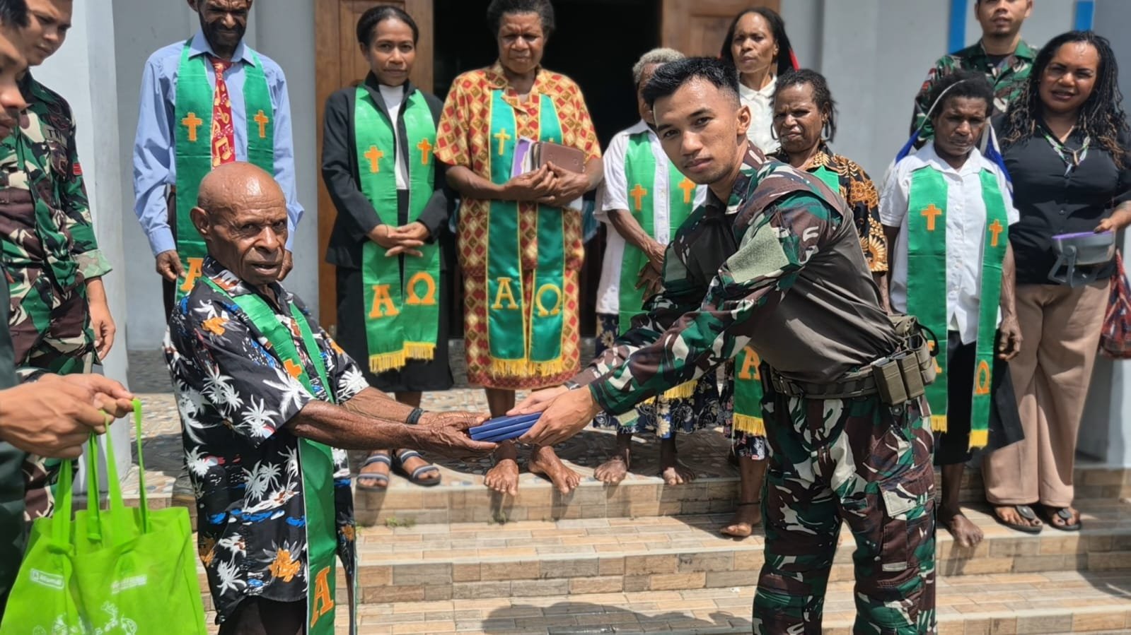 Pererat Tali Persaudaraan, Satgas Yonif 645/GTY Serahkan Alkitab di Gereja Benawa Pererat Tali Persaudaraan, Satgas Yonif 645/GTY Serahkan Alkitab di Gereja Benawa