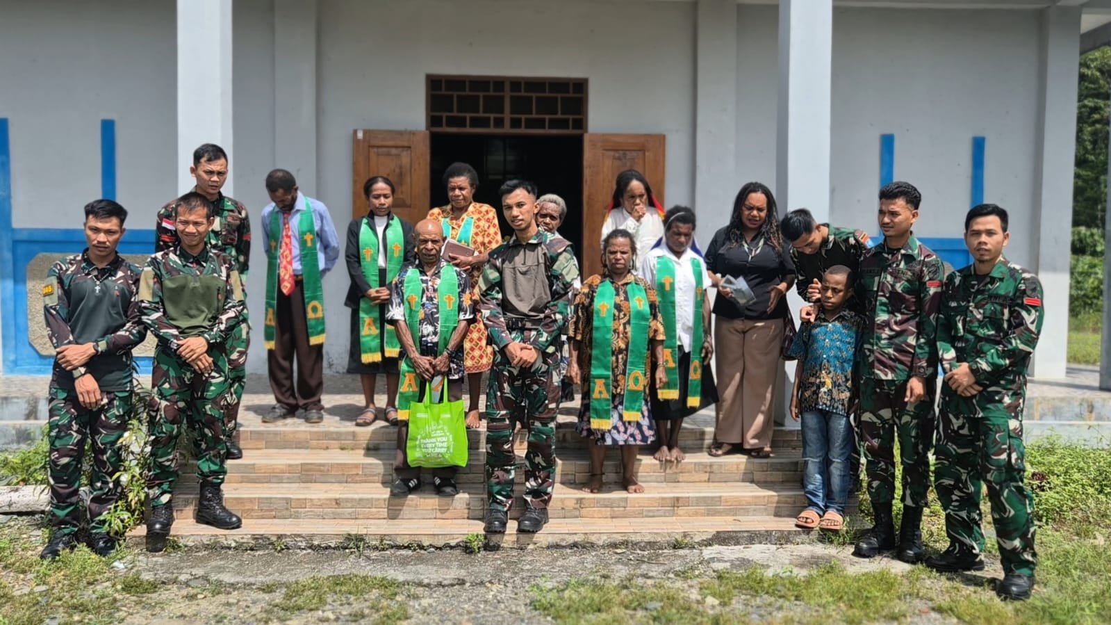 Pererat Tali Persaudaraan, Satgas Yonif 645/GTY Serahkan Alkitab di Gereja Benawa Pererat Tali Persaudaraan, Satgas Yonif 645/GTY Serahkan Alkitab di Gereja Benawa