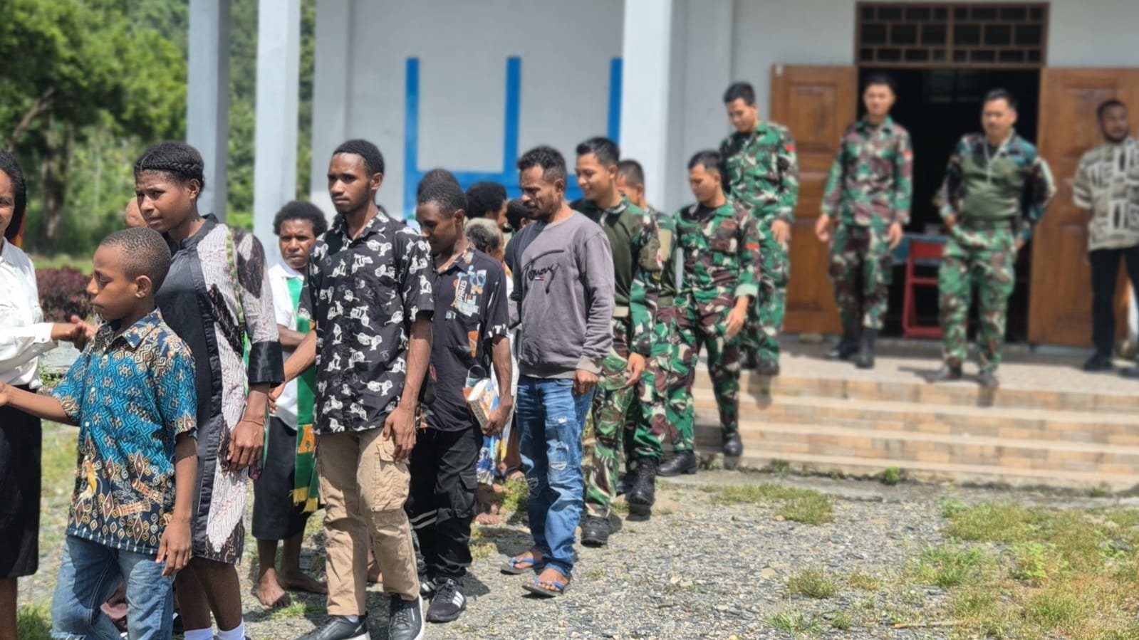 Pererat Tali Persaudaraan, Satgas Yonif 645/GTY Serahkan Alkitab di Gereja Benawa Pererat Tali Persaudaraan, Satgas Yonif 645/GTY Serahkan Alkitab di Gereja Benawa