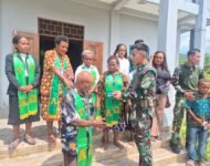 Pererat Tali Persaudaraan, Satgas Yonif 645/GTY Serahkan Alkitab di Gereja Benawa