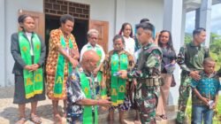 Pererat Tali Persaudaraan, Satgas Yonif 645/GTY Serahkan Alkitab di Gereja Benawa Pererat Tali Persaudaraan, Satgas Yonif 645/GTY Serahkan Alkitab di Gereja Benawa