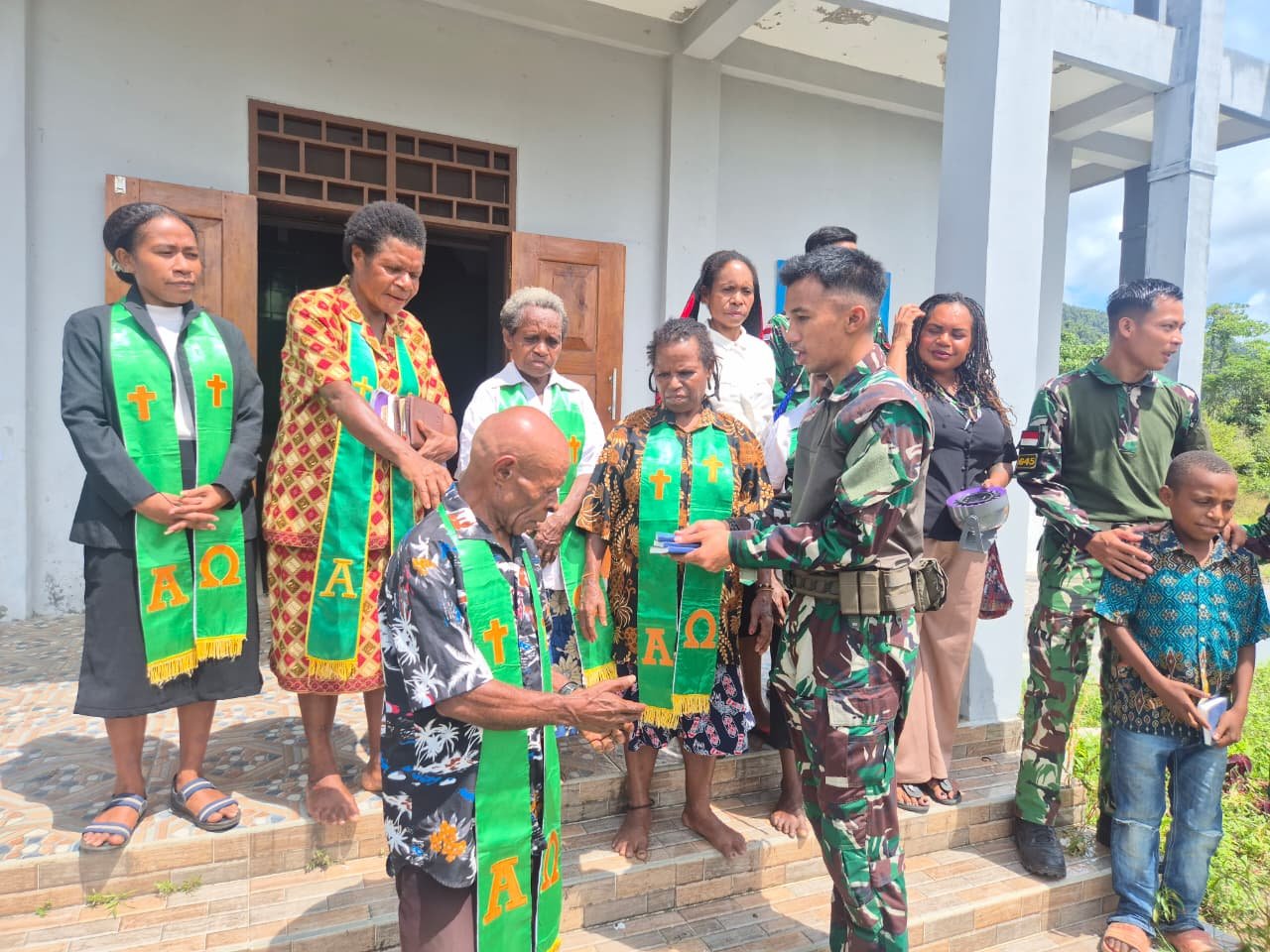 Pererat Tali Persaudaraan, Satgas Yonif 645/GTY Serahkan Alkitab di Gereja Benawa Pererat Tali Persaudaraan, Satgas Yonif 645/GTY Serahkan Alkitab di Gereja Benawa