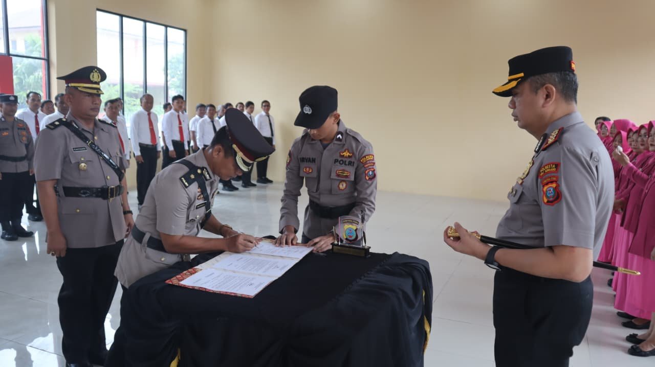 Kapolresta Deli Serdang Pimpin Sertijab Kabag Log dan Tiga Kapolsek Kapolresta Deli Serdang Pimpin Sertijab Kabag Log dan Tiga Kapolsek