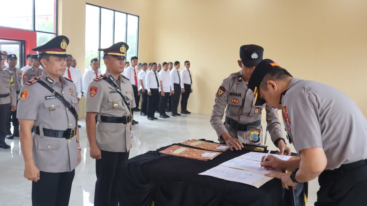 Kapolresta Deli Serdang Pimpin Sertijab Kabag Log dan Tiga Kapolsek Kapolresta Deli Serdang Pimpin Sertijab Kabag Log dan Tiga Kapolsek