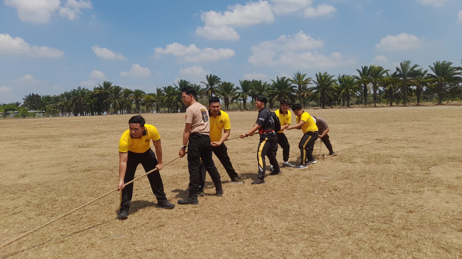 TIM POLRES OGAN ILIR RAIH JUARA III LOMBA TARIK TAMBANG RANGKA HUT RI KE-81