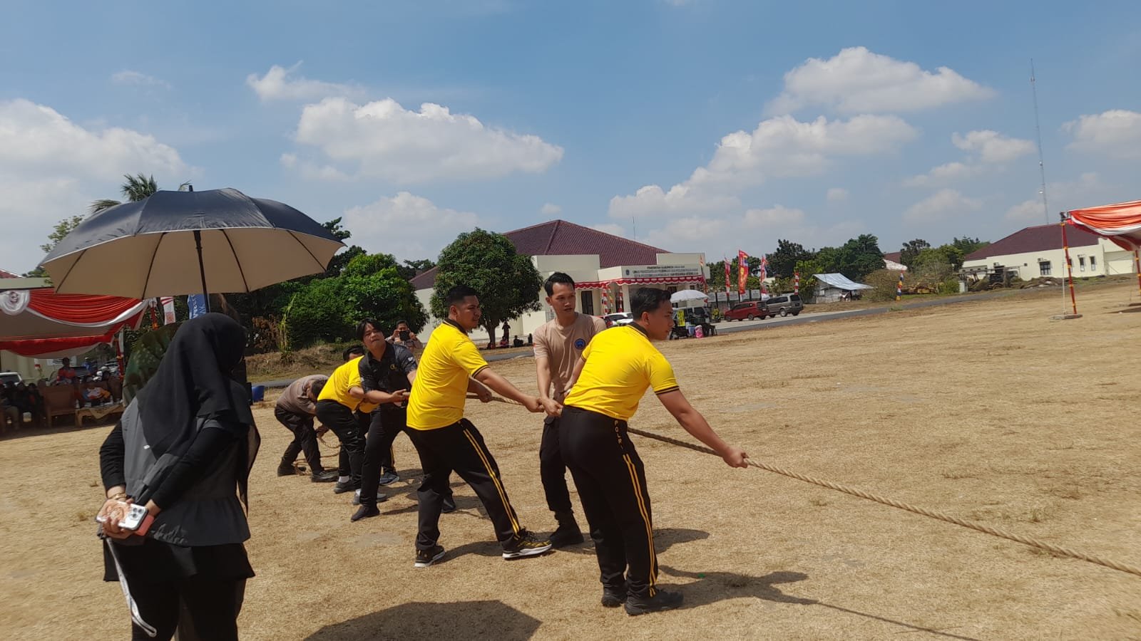 TIM POLRES OGAN ILIR RAIH JUARA III LOMBA TARIK TAMBANG RANGKA HUT RI KE-81