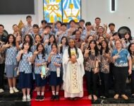 Siswa dan Guru SMP-SMA Kusuma Bangsa Perkuat Nilai Kerohanian Lewat Pelayanan Koor Gabungan di Paroki Hati Kudus Palembang