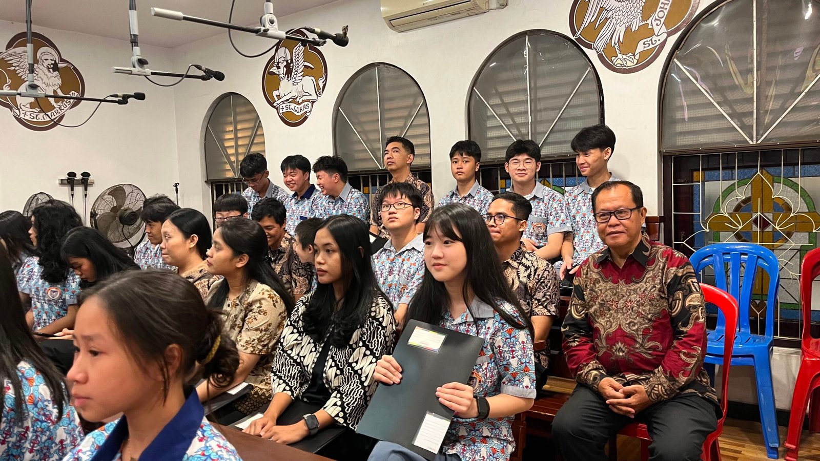 Siswa dan Guru SMP-SMA Kusuma Bangsa Perkuat Nilai Kerohanian Lewat Pelayanan Koor Gabungan di Paroki Hati Kudus Palembang Siswa dan Guru SMP-SMA Kusuma Bangsa Perkuat Nilai Kerohanian Lewat Pelayanan Koor Gabungan di Paroki Hati Kudus Palembang