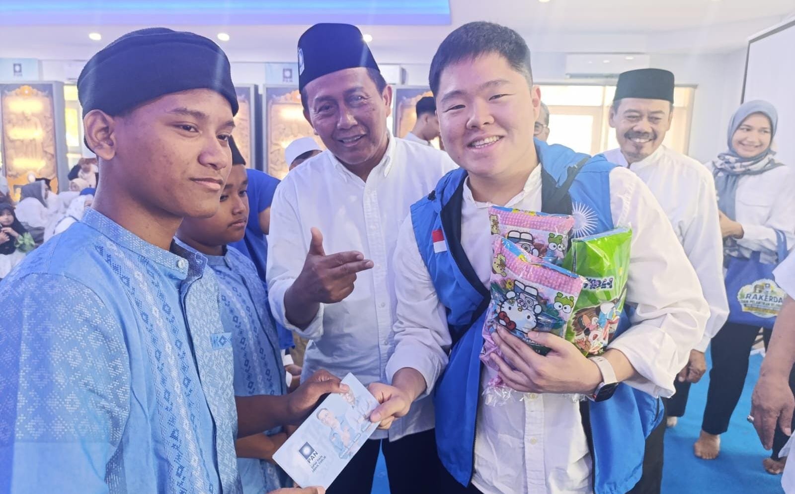 Tasyakuran HUT ke-28 PAN Jatim, Ratusan Anak Yatim ‘Menggantungkan Harapan’ di Rumah PAN