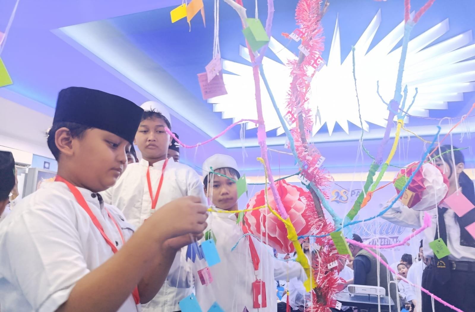 Tasyakuran HUT ke-28 PAN Jatim, Ratusan Anak Yatim ‘Menggantungkan Harapan’ di Rumah PAN