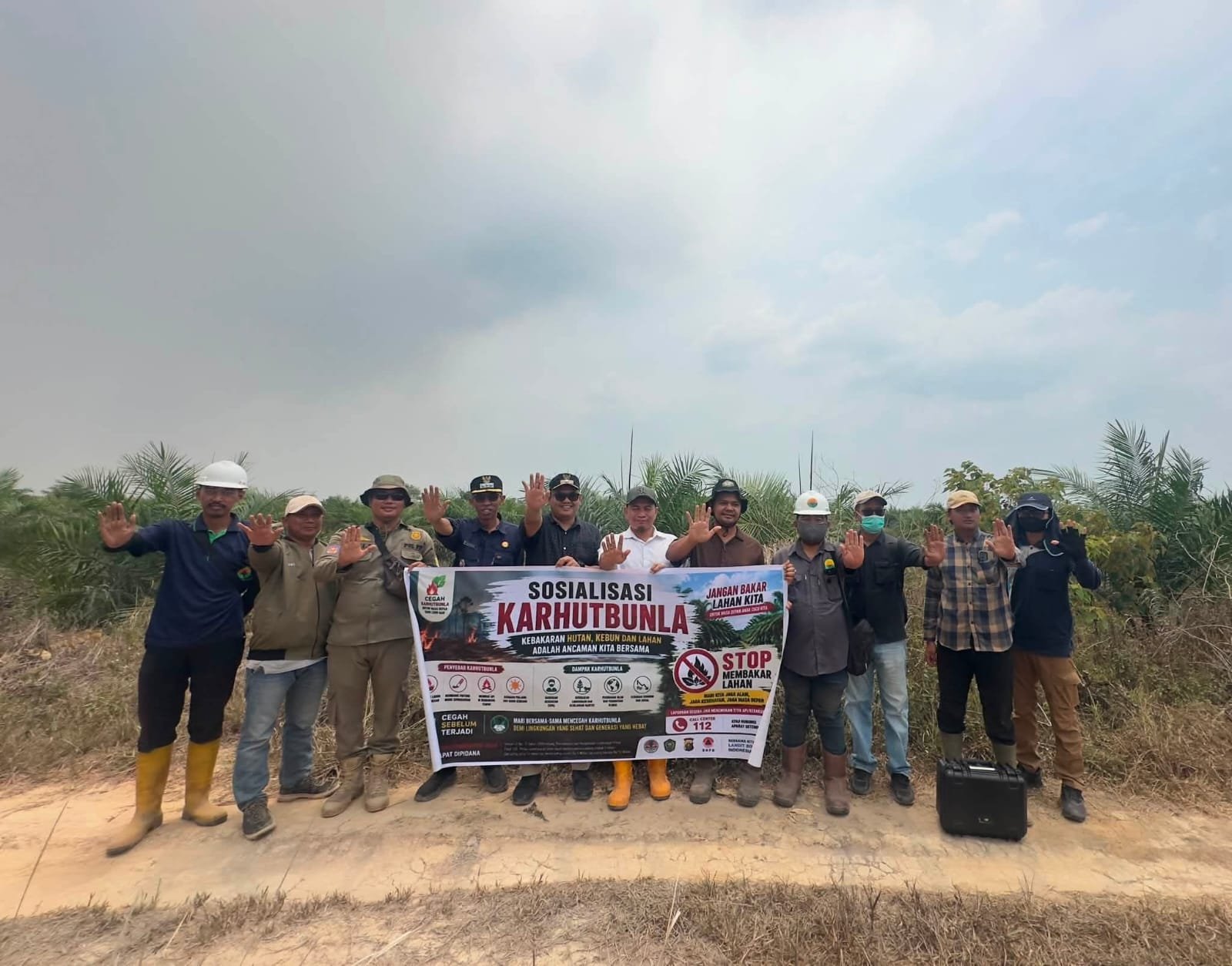 Camat Lalan Suryadi, S.Pd.I., M.Si., bersama tim melakukan peninjauan langsung ke lokasi Karhutla di area PT Campang 3 Banyuasin (perbatasan PT BKI – PT Campang 3). Camat Lalan Suryadi, S.Pd.I., M.Si., bersama tim melakukan peninjauan langsung ke lokasi Karhutla di area PT Campang 3 Banyuasin (perbatasan PT BKI – PT Campang 3).