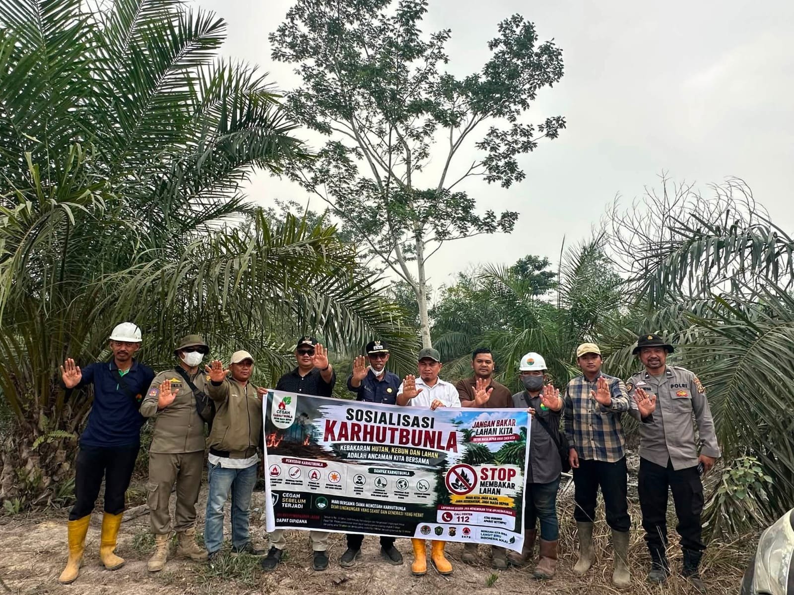 Camat Lalan Suryadi, S.Pd.I., M.Si., bersama tim melakukan peninjauan langsung ke lokasi Karhutla di area PT Campang 3 Banyuasin (perbatasan PT BKI – PT Campang 3). Camat Lalan Suryadi, S.Pd.I., M.Si., bersama tim melakukan peninjauan langsung ke lokasi Karhutla di area PT Campang 3 Banyuasin (perbatasan PT BKI – PT Campang 3).