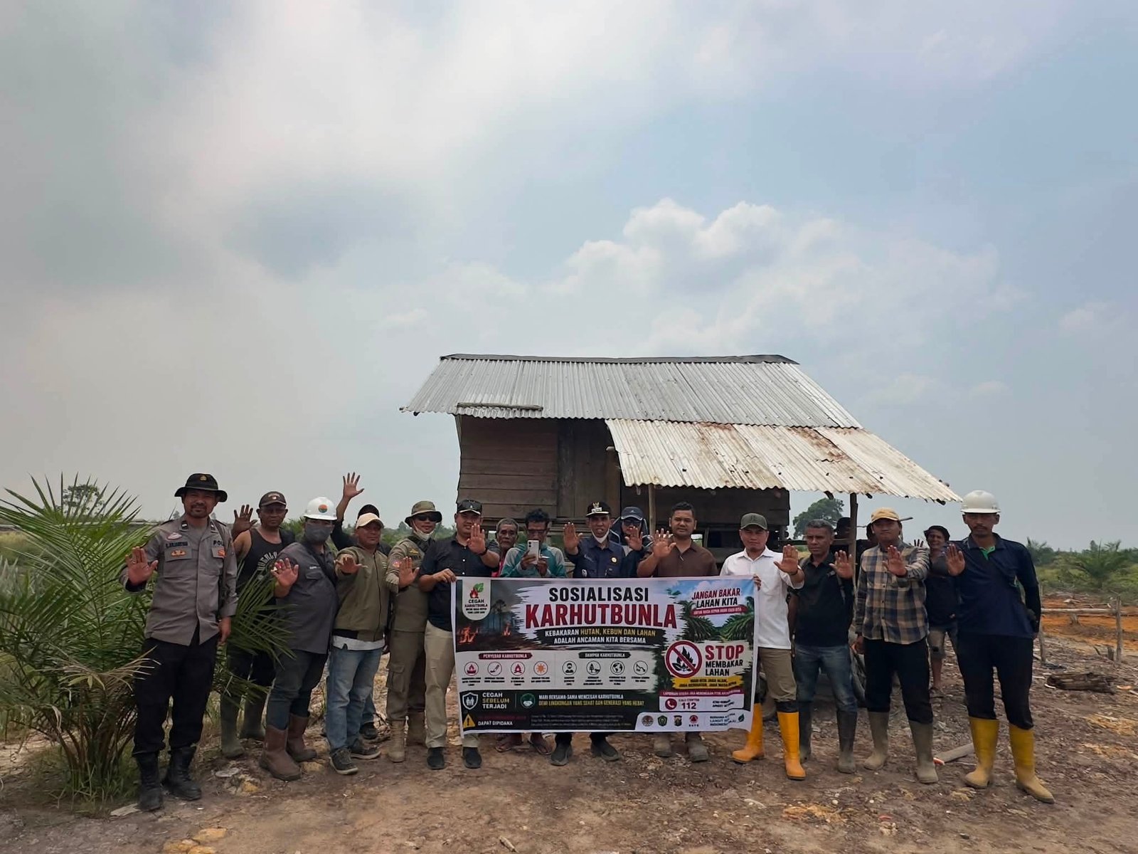 Camat Lalan Suryadi, S.Pd.I., M.Si., bersama tim melakukan peninjauan langsung ke lokasi Karhutla di area PT Campang 3 Banyuasin (perbatasan PT BKI – PT Campang 3). Camat Lalan Suryadi, S.Pd.I., M.Si., bersama tim melakukan peninjauan langsung ke lokasi Karhutla di area PT Campang 3 Banyuasin (perbatasan PT BKI – PT Campang 3).