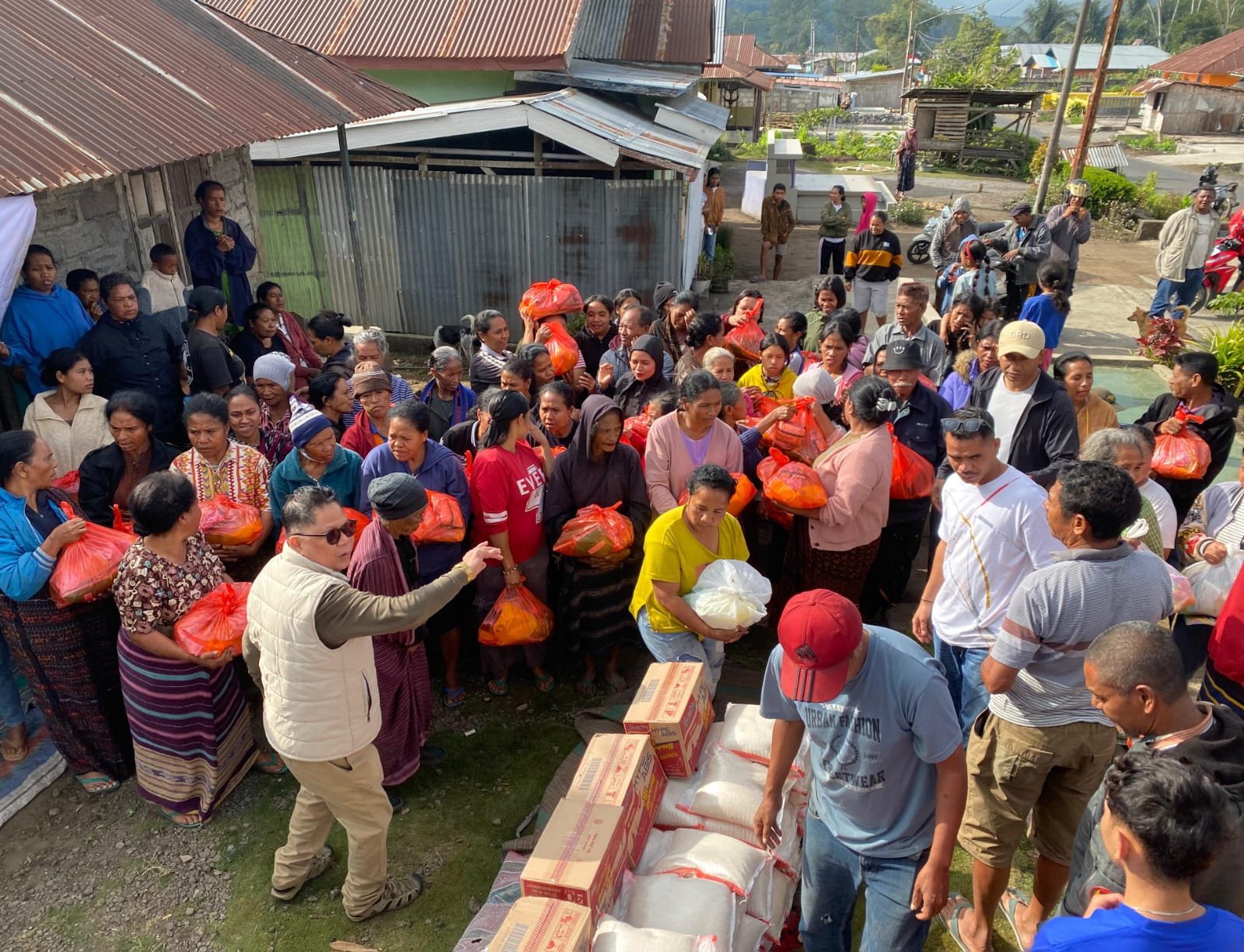 Wujud Solidaritas Kemanusiaan, GEKIRA Sumsel Salurkan Donasi untuk Korban Gempa Flores Wujud Solidaritas Kemanusiaan, GEKIRA Sumsel Salurkan Donasi untuk Korban Gempa Flores