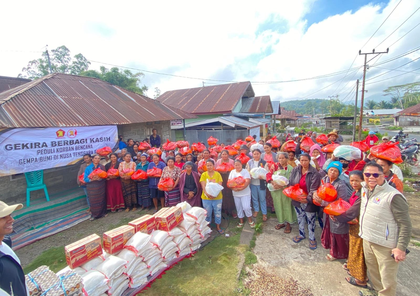 Wujud Solidaritas Kemanusiaan, GEKIRA Sumsel Salurkan Donasi untuk Korban Gempa Flores Wujud Solidaritas Kemanusiaan, GEKIRA Sumsel Salurkan Donasi untuk Korban Gempa Flores