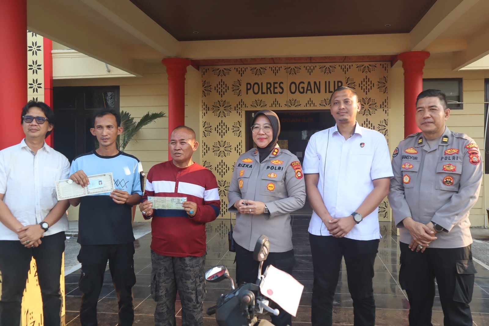 KAPOLRES OGAN ILIR KEMBALIKAN LANGSUNG MOTOR KORBAN CURANMOR, PEMILIK UCAPKAN TERIMA KASIH KAPOLRES OGAN ILIR KEMBALIKAN LANGSUNG MOTOR KORBAN CURANMOR, PEMILIK UCAPKAN TERIMA KASIH