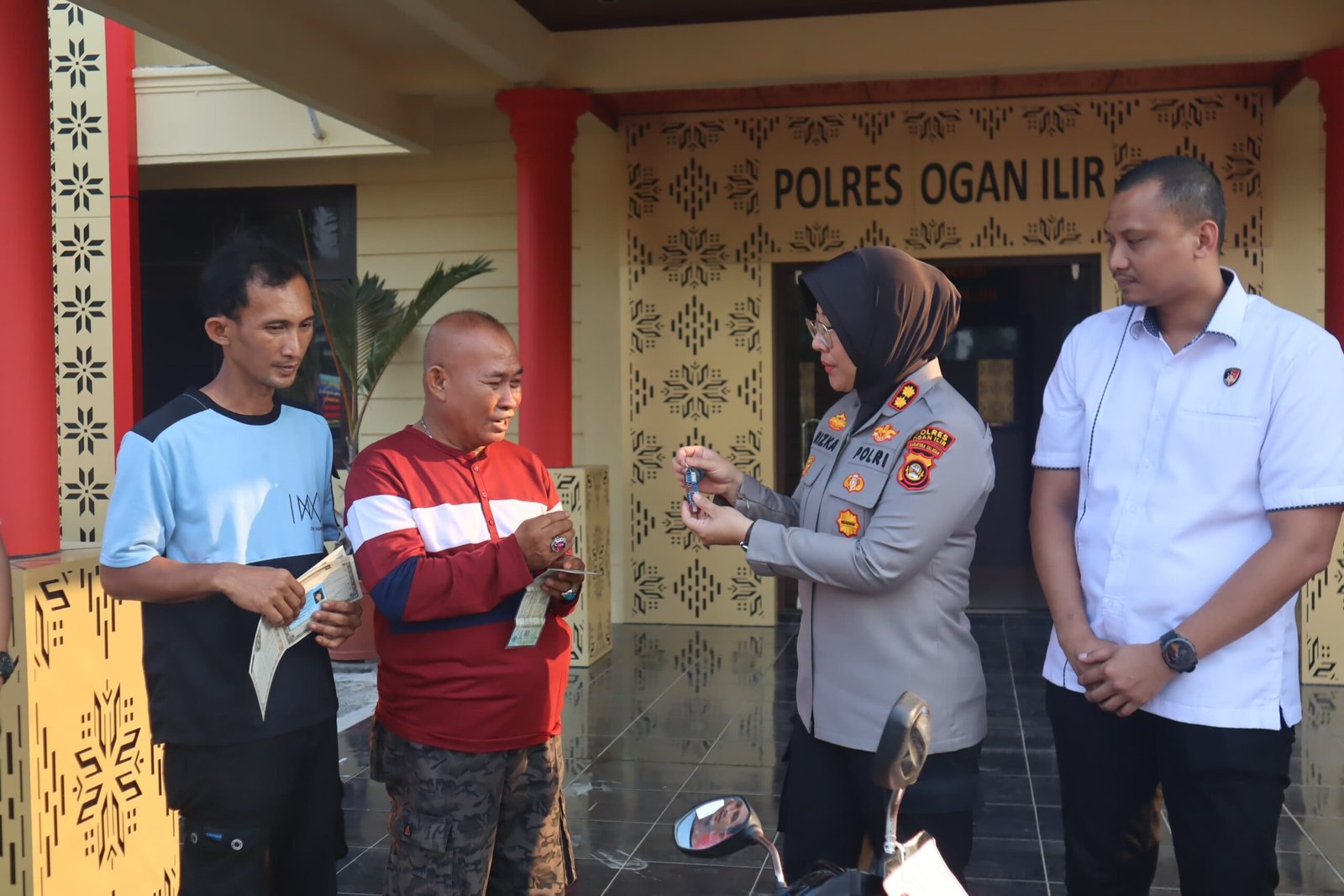 KAPOLRES OGAN ILIR KEMBALIKAN LANGSUNG MOTOR KORBAN CURANMOR, PEMILIK UCAPKAN TERIMA KASIH