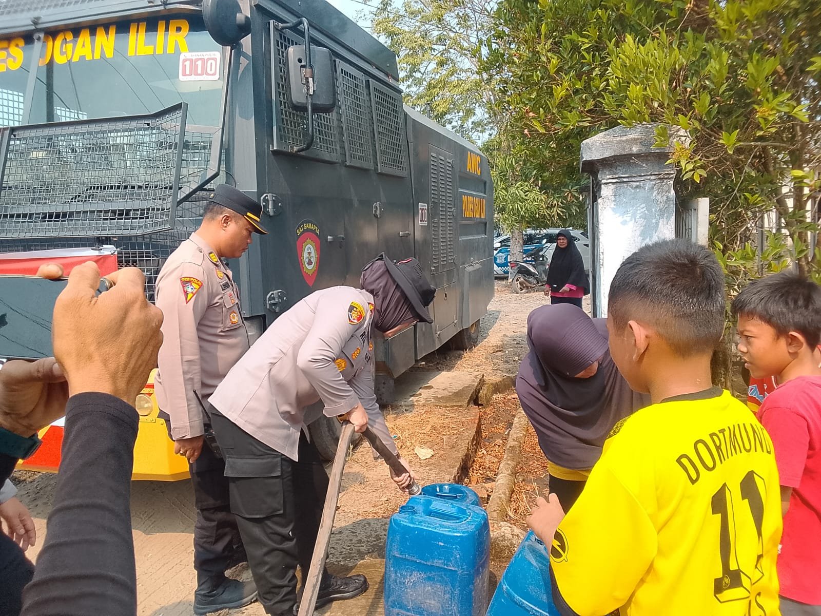 Polres Ogan Ilir Gencarkan Penyaluran Air Bersih, Layani Pengobatan Gratis Serta Bagikan Masker Polres Ogan Ilir Gencarkan Penyaluran Air Bersih, Layani Pengobatan Gratis Serta Bagikan Masker