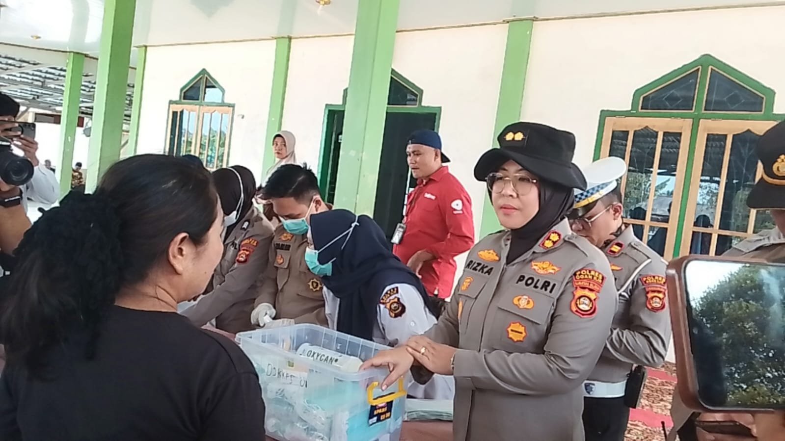 Polres Ogan Ilir Gencarkan Penyaluran Air Bersih, Layani Pengobatan Gratis Serta Bagikan Masker Polres Ogan Ilir Gencarkan Penyaluran Air Bersih, Layani Pengobatan Gratis Serta Bagikan Masker