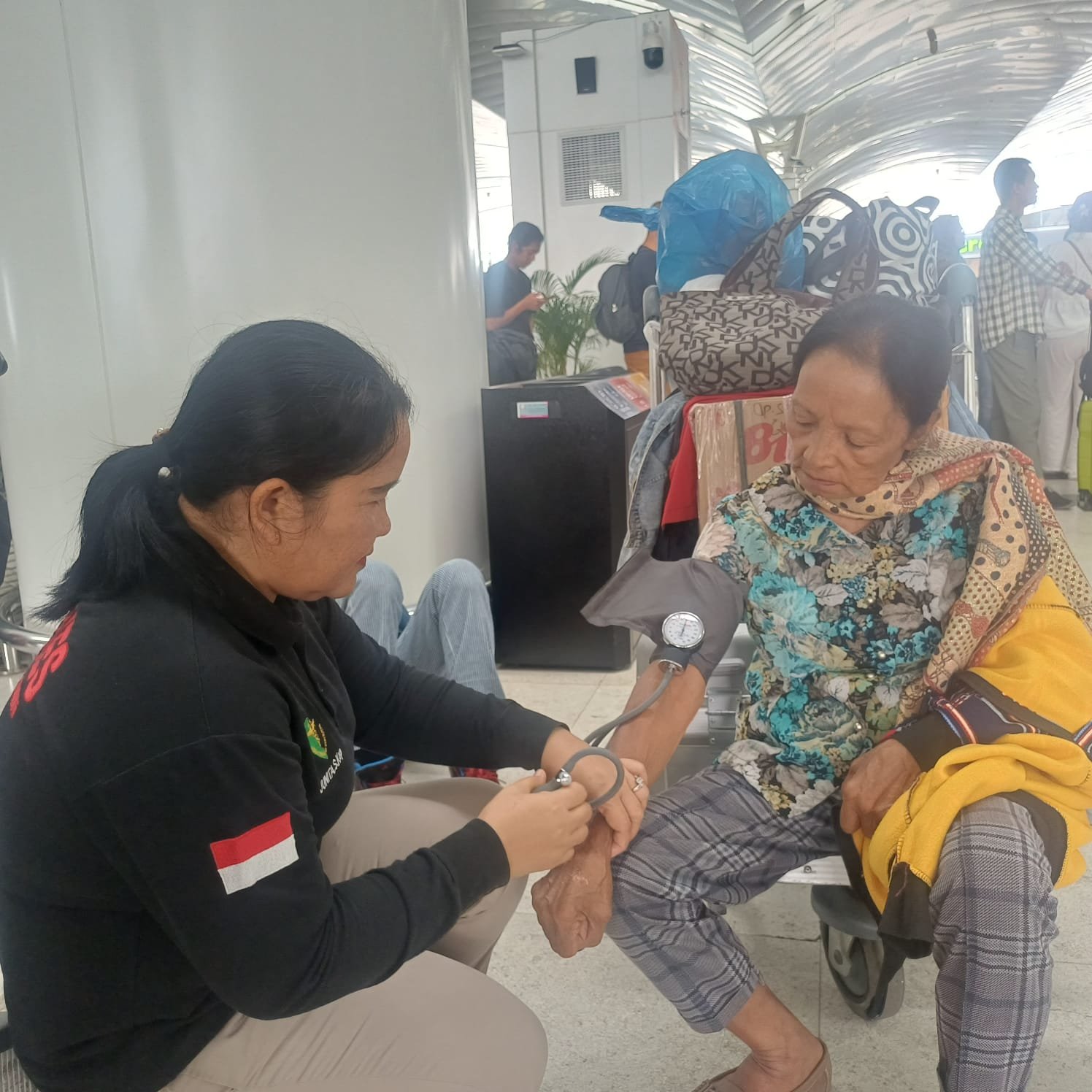 Polresta Deli Serdang Berikan Pelayanan Kesehatan Kepada Penumpang Terdampak Pembatalan Penerbangan di Bandara Kualanamu