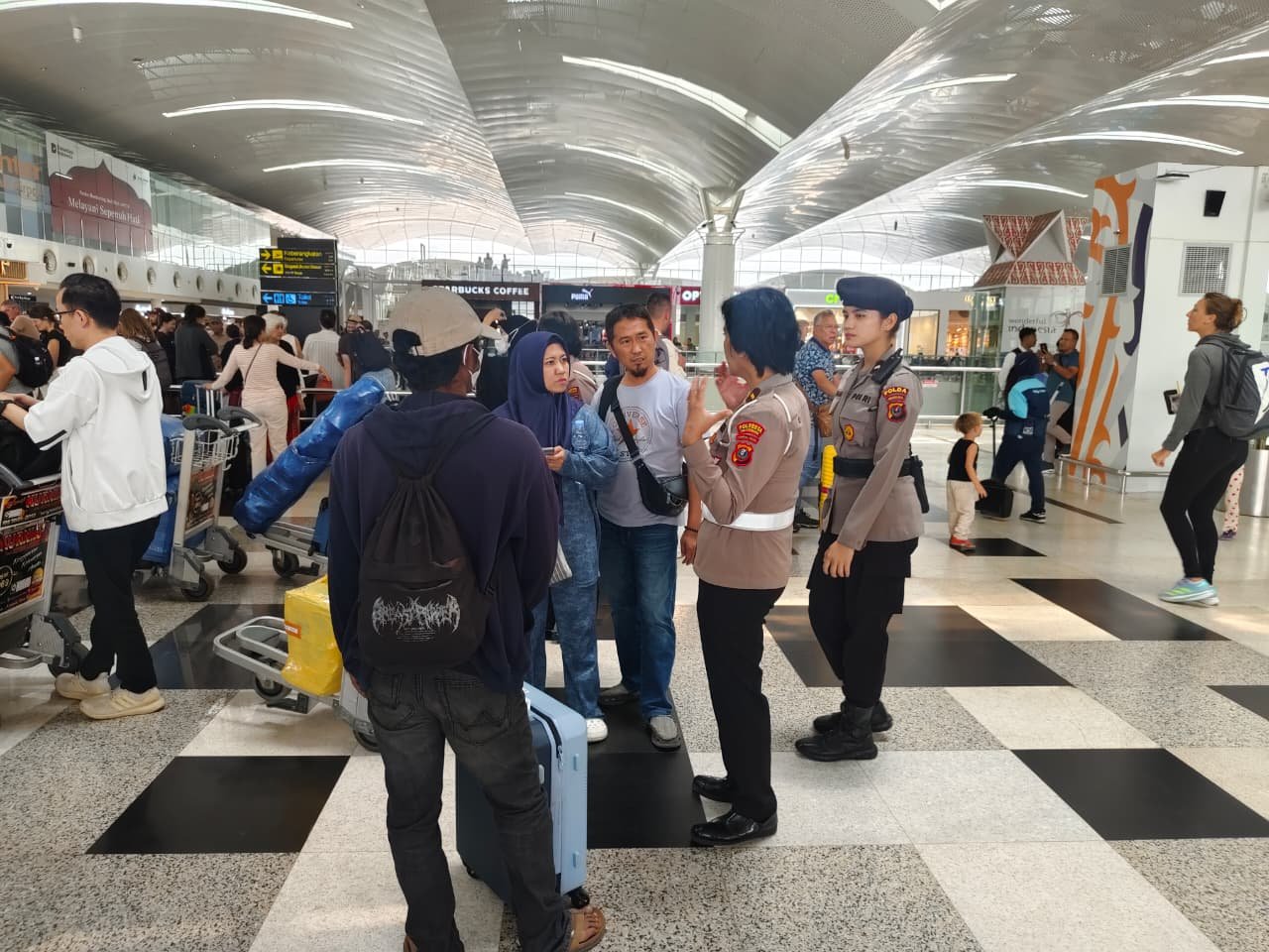 Polresta Deli Serdang Berikan Pelayanan Kesehatan Kepada Penumpang Terdampak Pembatalan Penerbangan di Bandara Kualanamu