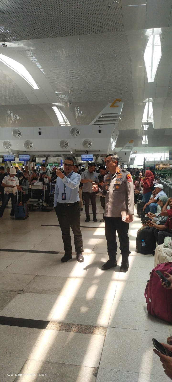 Polresta Deli Serdang Berikan Pelayanan Kesehatan Kepada Penumpang Terdampak Pembatalan Penerbangan di Bandara Kualanamu
