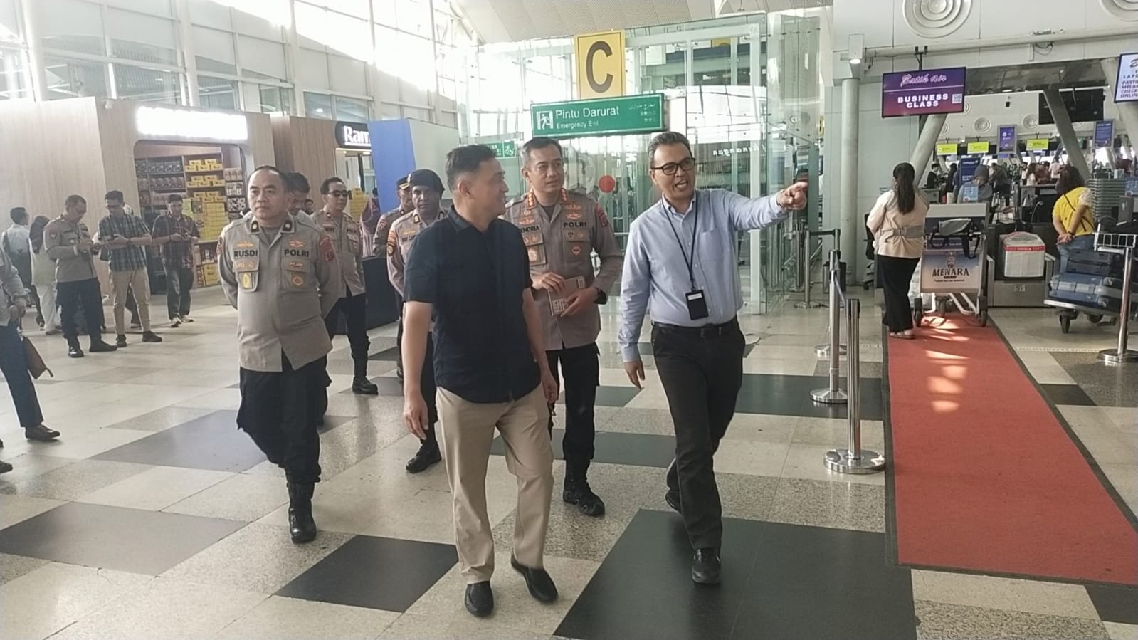 Kapolresta Deli Serdang Dampingi Wakapolda Sumut Tinjau Situasi Bandara Kualanamu Terkait Pembatalan Penerbangan