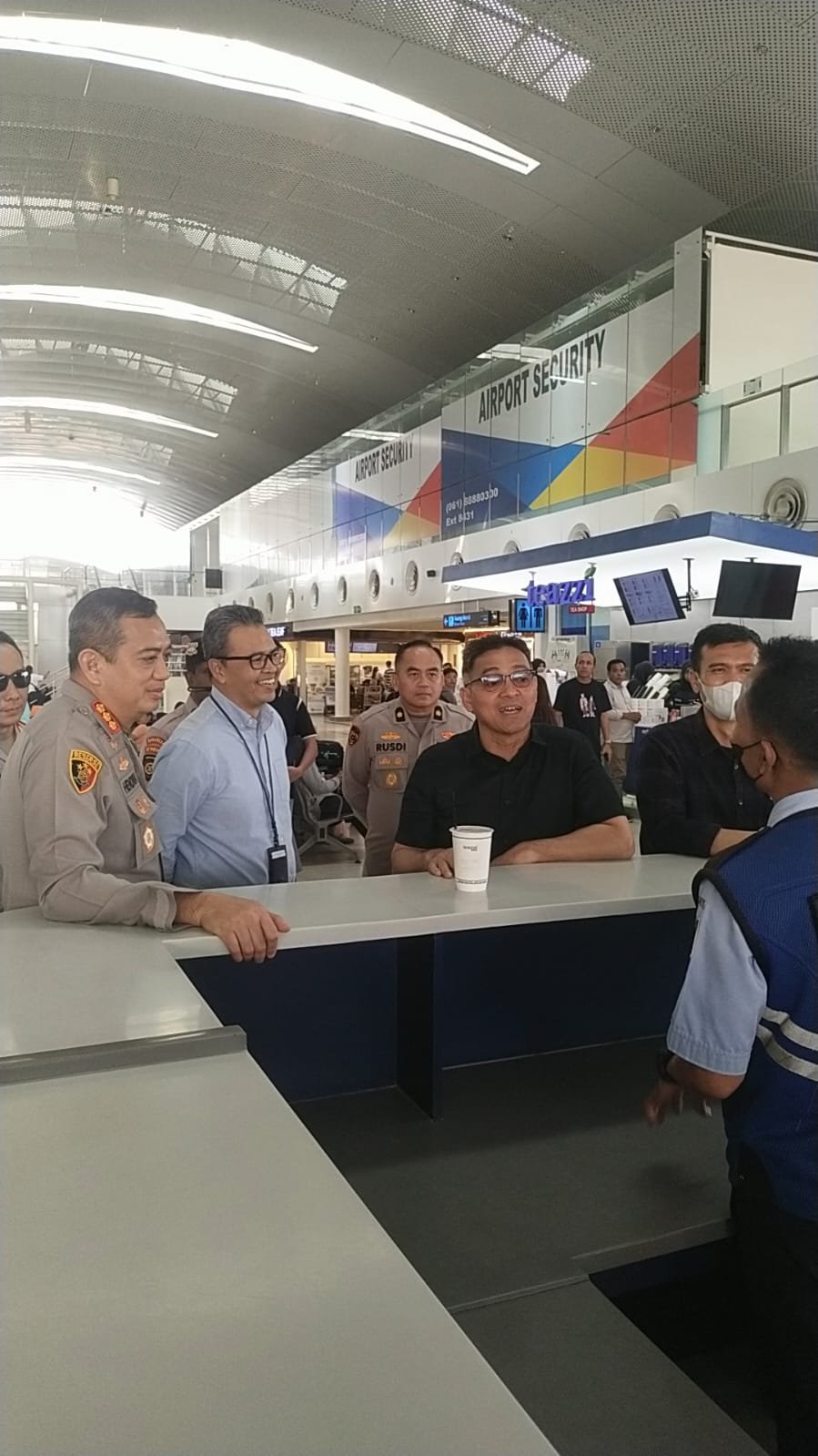 Kapolresta Deli Serdang Dampingi Wakapolda Sumut Tinjau Situasi Bandara Kualanamu Terkait Pembatalan Penerbangan