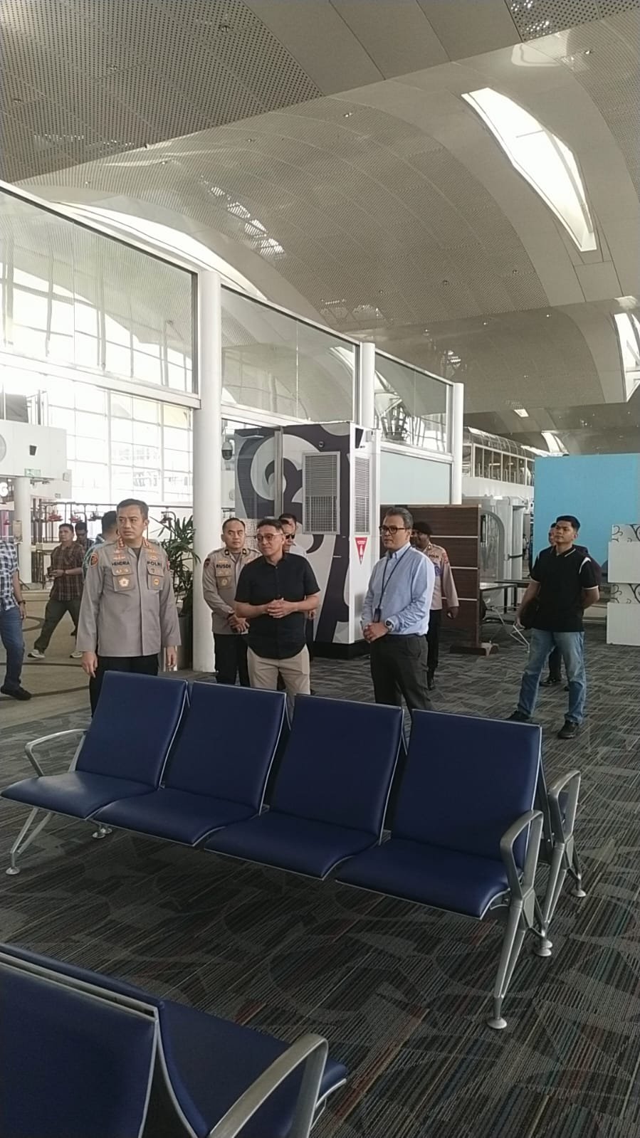 Kapolresta Deli Serdang Dampingi Wakapolda Sumut Tinjau Situasi Bandara Kualanamu Terkait Pembatalan Penerbangan